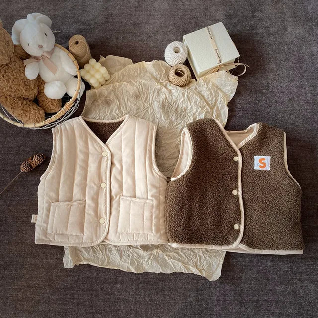 Gilet réversible enfant, couleur beige en gros plan