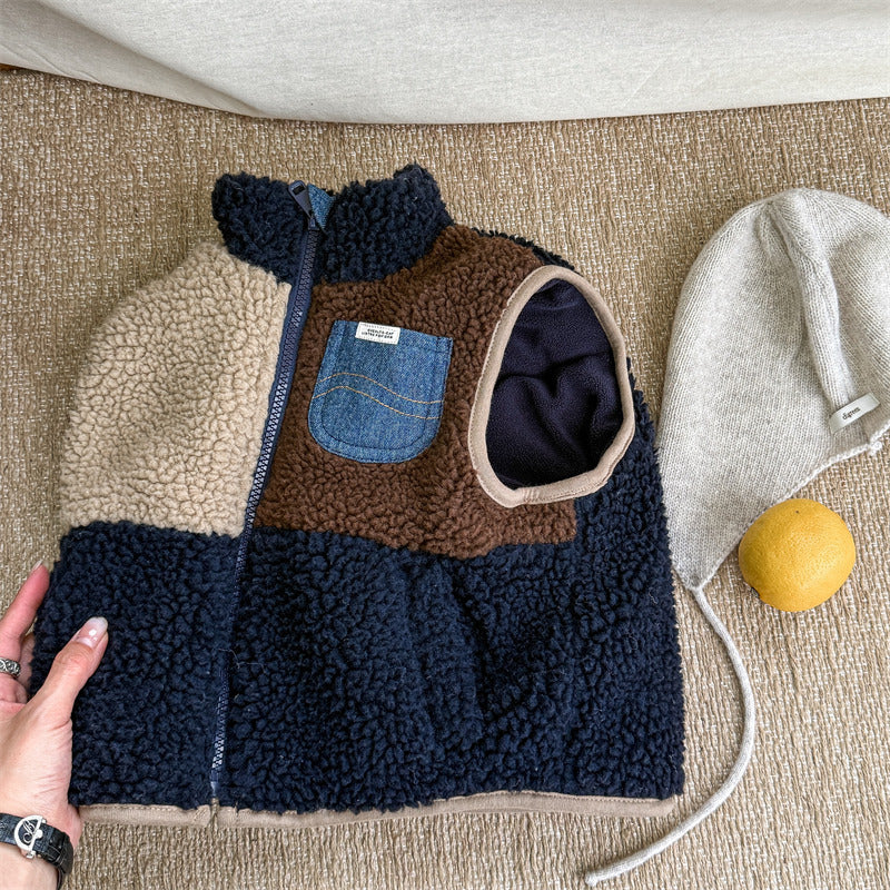 Enfant portant le gilet Sherpa, look décontracté