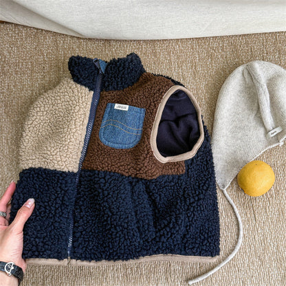 Enfant portant le gilet Sherpa, look décontracté