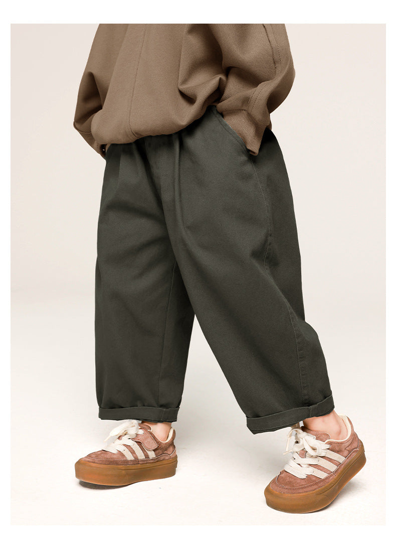Détail des coutures d'un pantalon enfant en coton