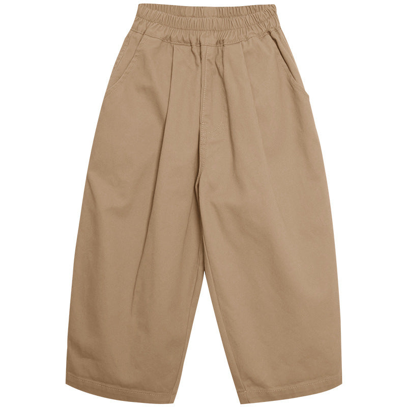 Gros plan sur la taille élastique d'un pantalon enfant
