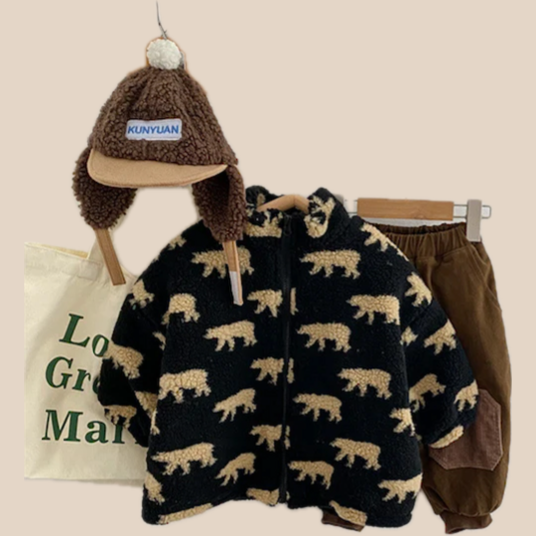Vue de face du gilet en fleece vert motif ours