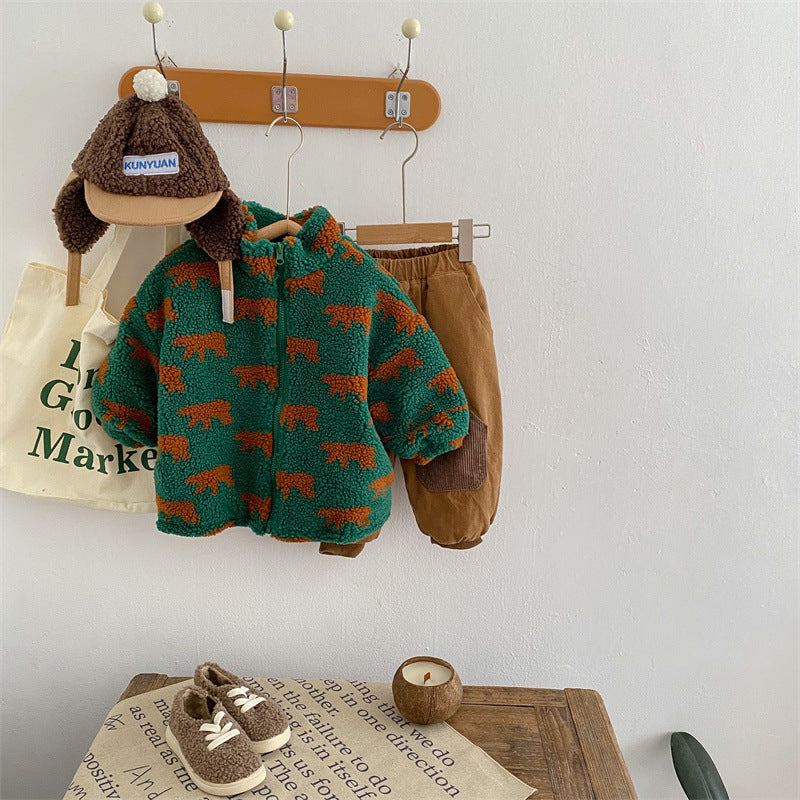Enfant portant un gilet en fleece motif ours, extérieur