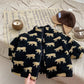 Gros plan sur le motif ours du gilet en fleece