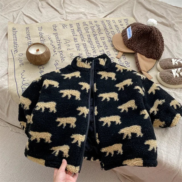 Gros plan sur le motif ours du gilet en fleece