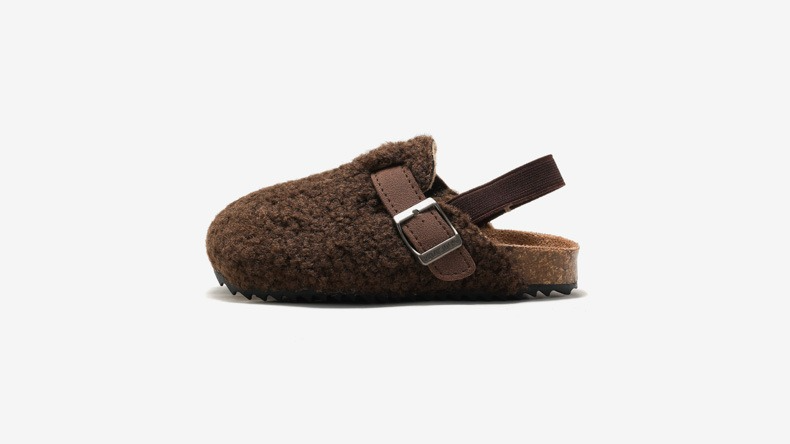 Pantoufles enfant en laine beige et marron sur fond neutre