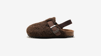 Pantoufles enfant en laine beige et marron sur fond neutre