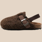 Pantoufles enfant en laine beige et marron sur fond blanc