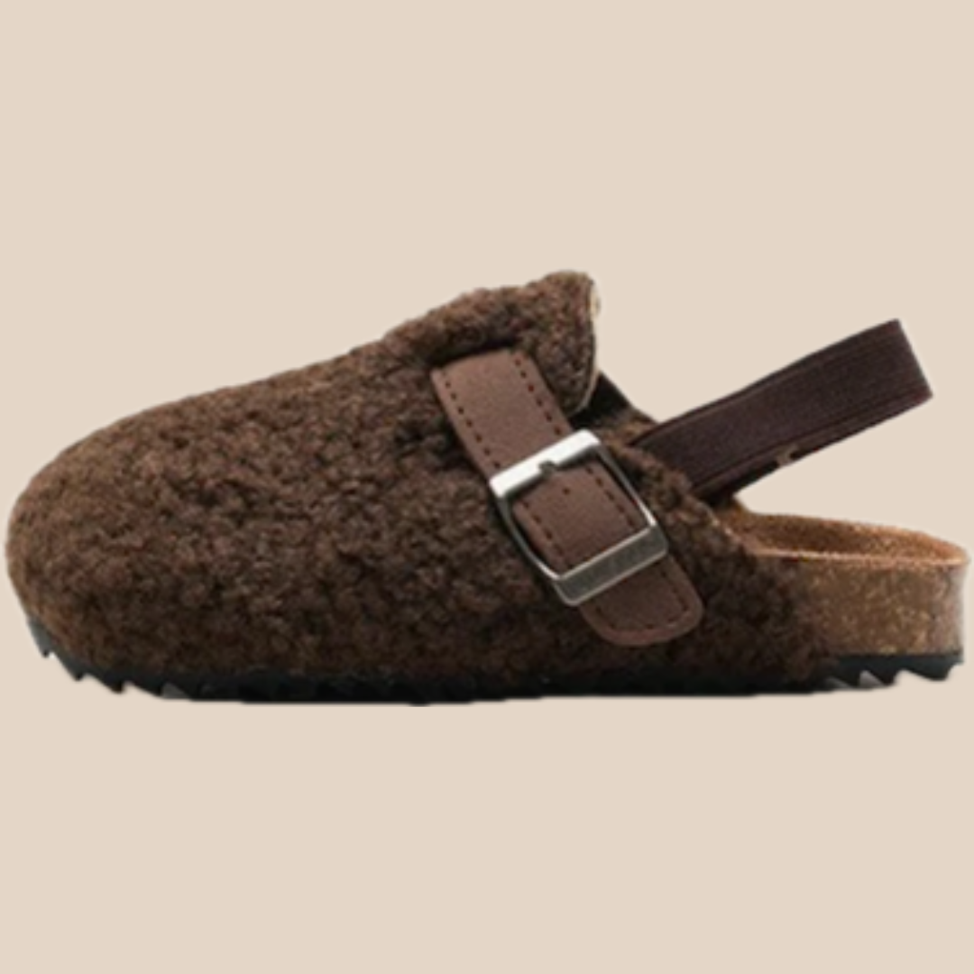 Pantoufles enfant en laine beige et marron sur fond blanc