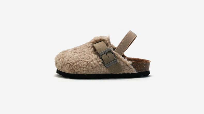 Pantoufles enfant en laine montrant le design à enfiler