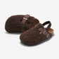 Vue de dessus des pantoufles enfant en laine beige