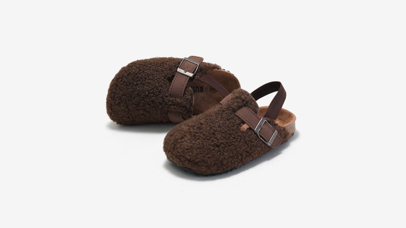 Vue de dessus des pantoufles enfant en laine beige