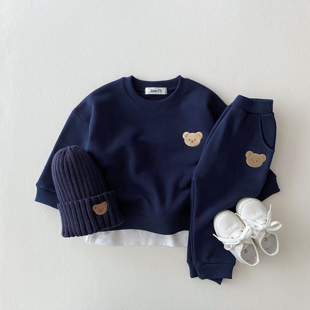 Zoom sur le tissu extensible du pantalon enfant
