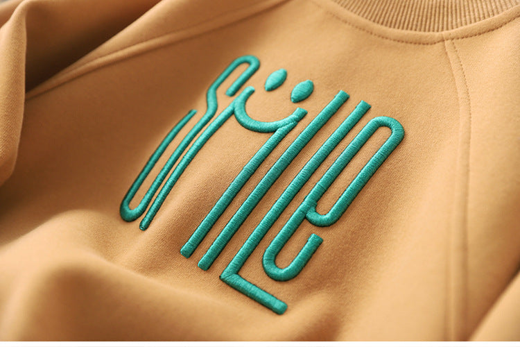 Gros plan sur le tissu doux du pull enfant avec smiley