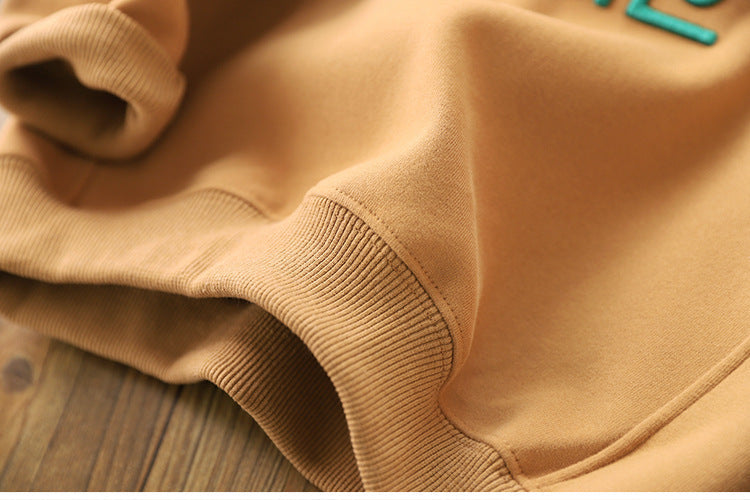 Détail des manches du pull enfant blanc avec smiley