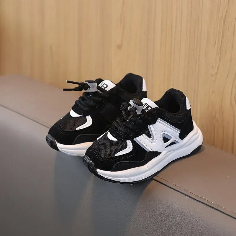 Vue latérale de baskets enfant en mesh respirant