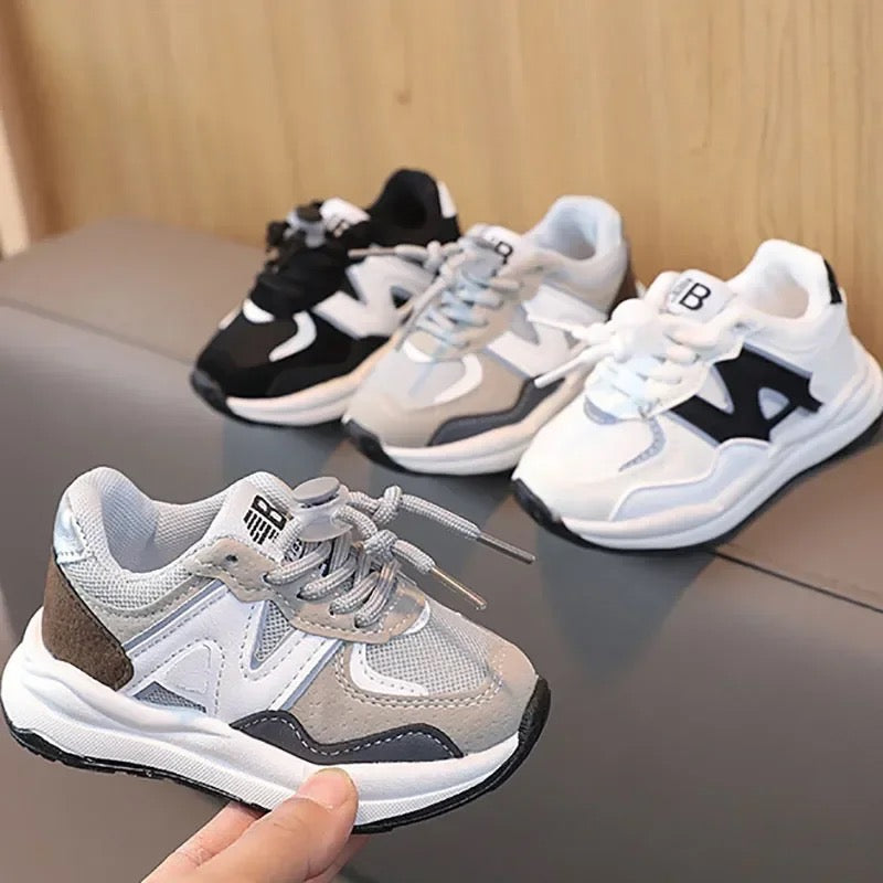 Baskets enfant avec lacets et semelle antidérapante