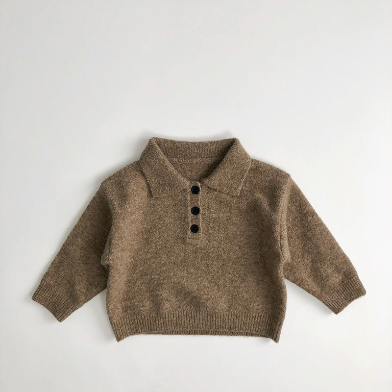 Enfant portant un polo manches longues, jouant dehors