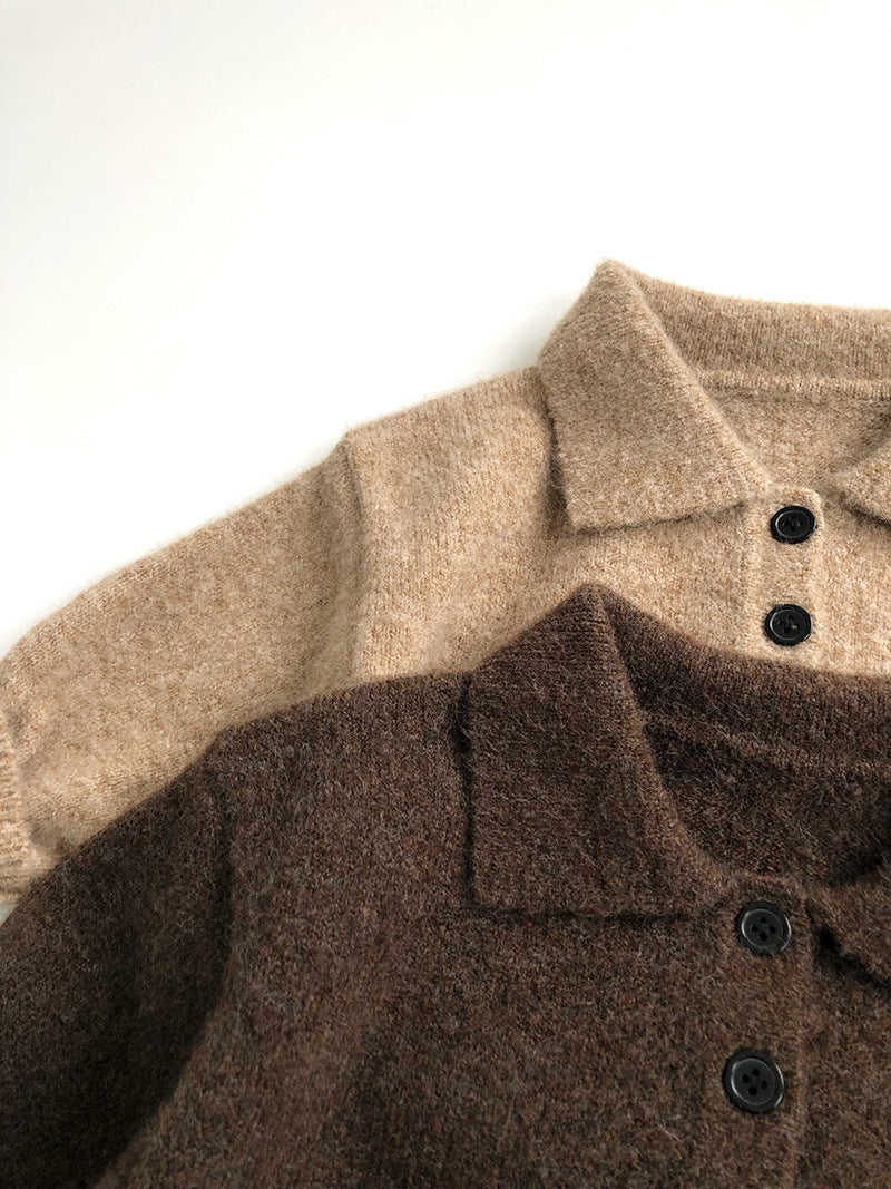 Détail du col polo classique avec boutons pour enfant
