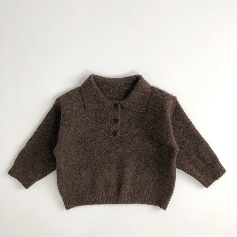 Gros plan sur la texture douce du polo enfant