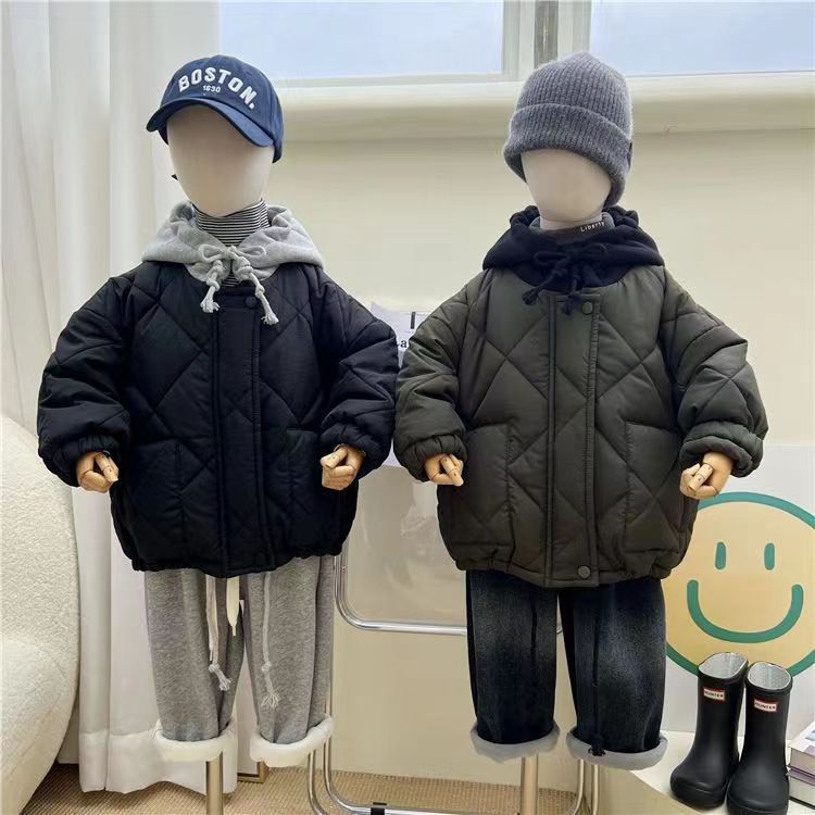 Détail de la capuche ludique sur veste enfant