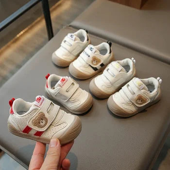 Fermeture Velcro pratique sur baskets enfant