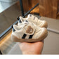 Vue arrière des baskets enfant avec design ludique