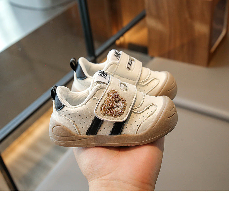 Vue arrière des baskets enfant avec design ludique