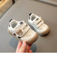 Gros plan sur le motif ourson des baskets enfant