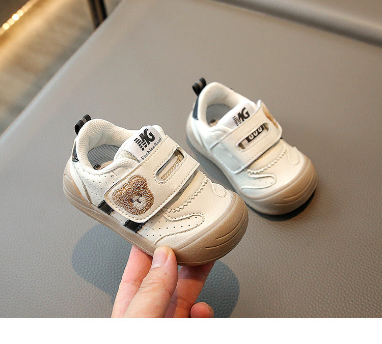Gros plan sur le motif ourson des baskets enfant