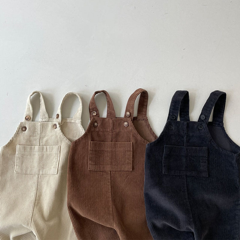 Détail des poches pratiques sur une salopette beige