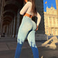 Détail du tissu extensible des jeggings noirs