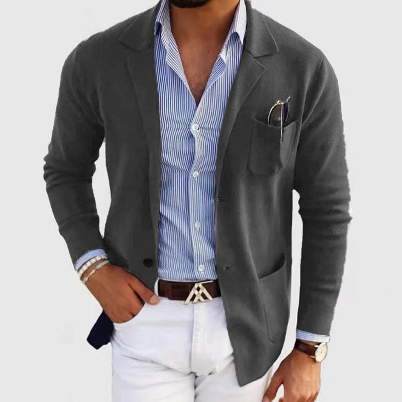Vue latérale du blazer montrant la coupe moderne