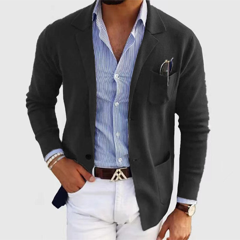 Blazer posé à plat, mettant en valeur la doublure intérieure