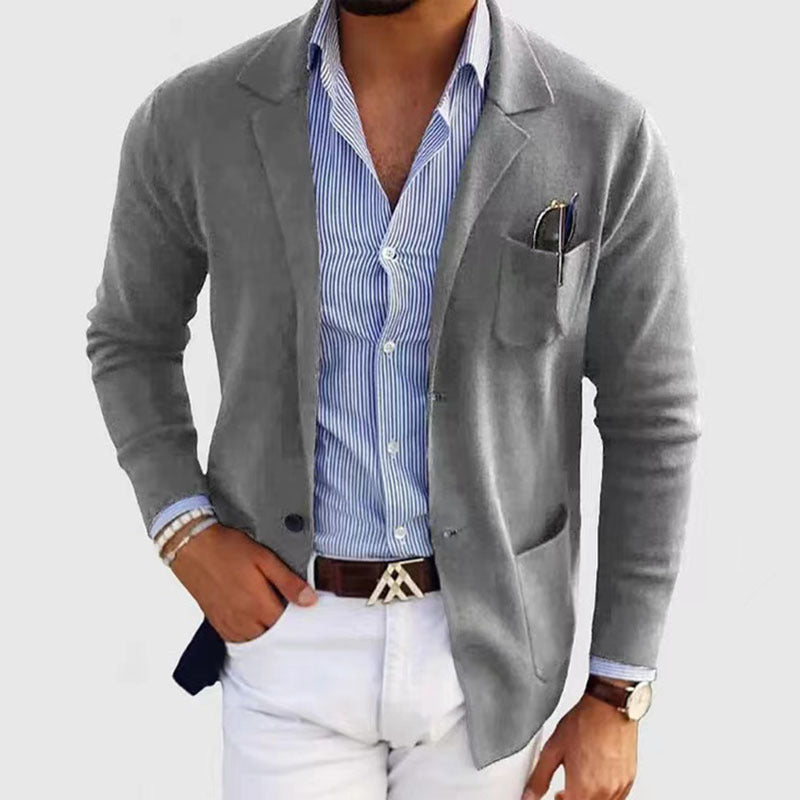 Zoom sur la poche avant du blazer, design pratique