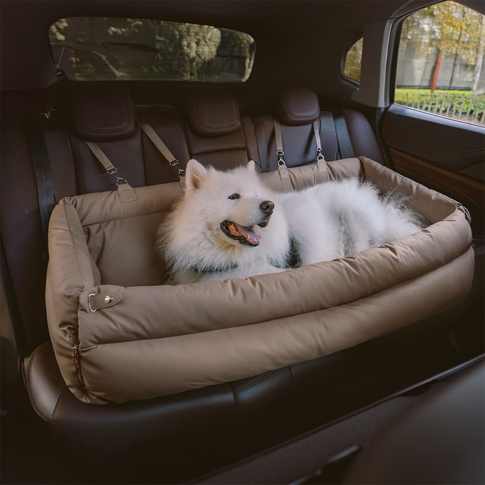 Lit pour chien installé sur un siège de voiture