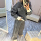 Vue de profil du pantalon coupe droite gris