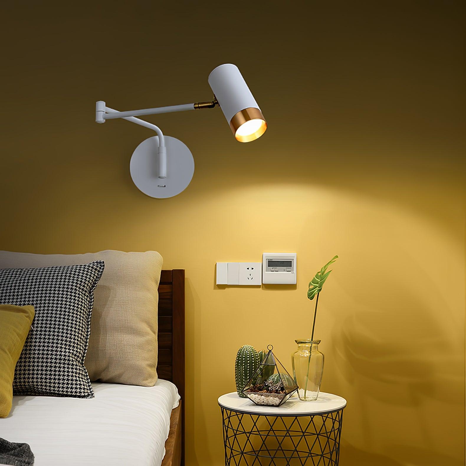 Applique murale blanche avec abat-jour doré
