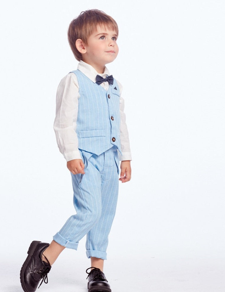 Présentation de l'ensemble costume pour enfant sur fond neutre