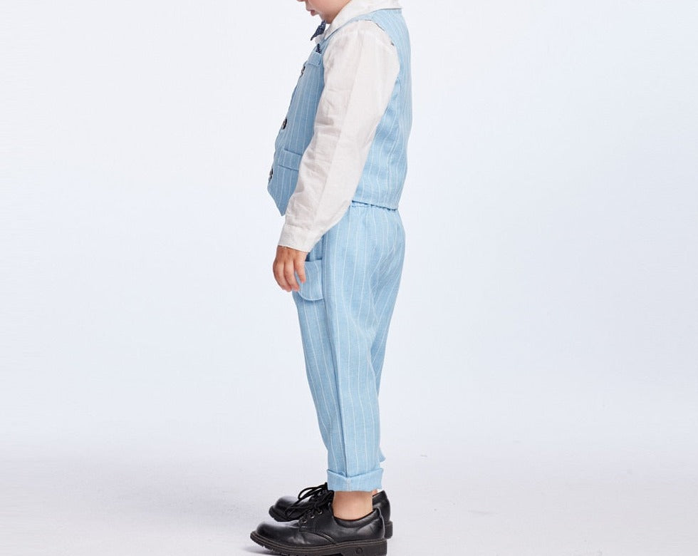 Vue de profil du costume pour garçon, mettant en valeur la coupe