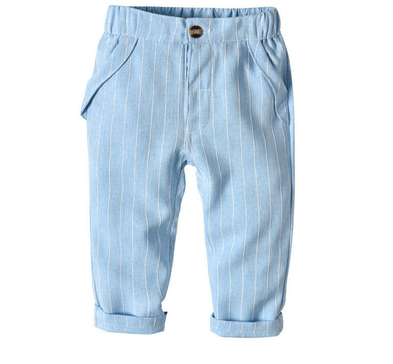 Zoom sur les boutons et finitions du costume pour enfant