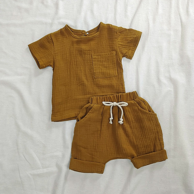 Vue arrière de l'ensemble garçon, tissu aéré