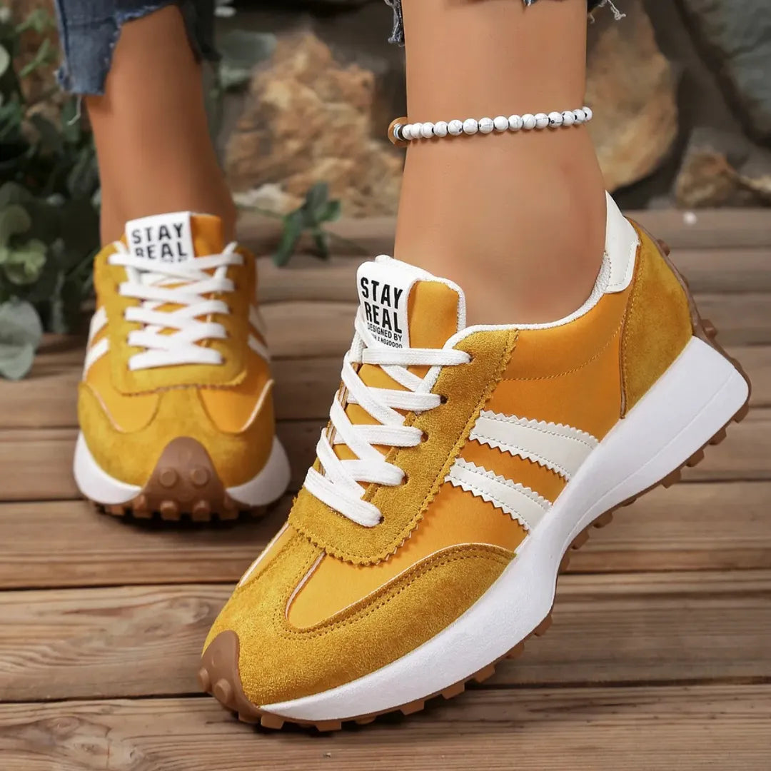Vue latérale de baskets en cuir vegan avec détails en mesh