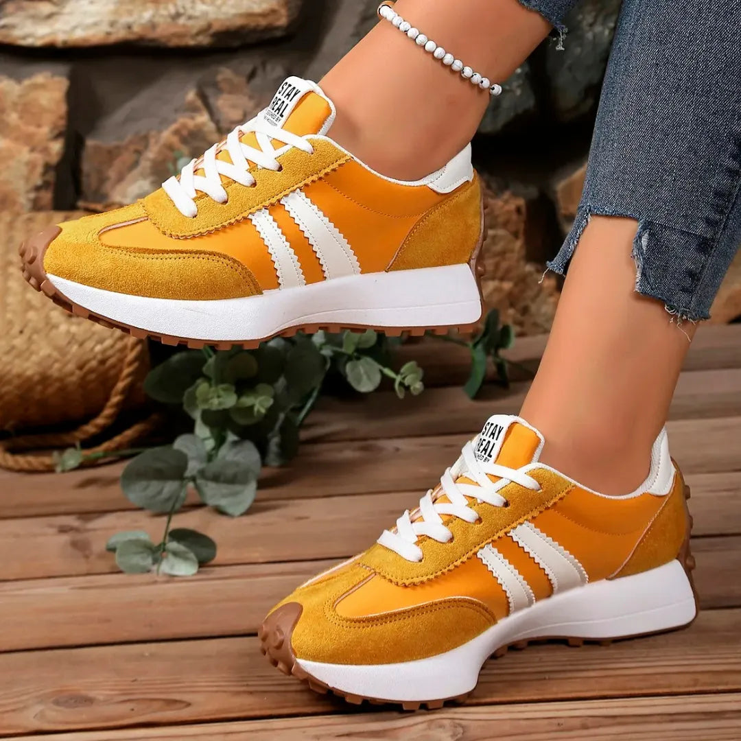Gros plan sur la semelle en caoutchouc des baskets