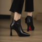 Gros plan sur la boucle maxi des bottines élégantes