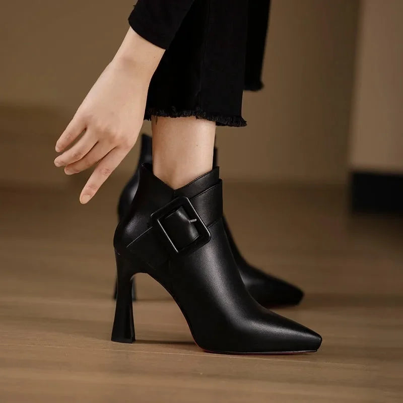 Silhouette allongée de bottines en cuir vegan noir
