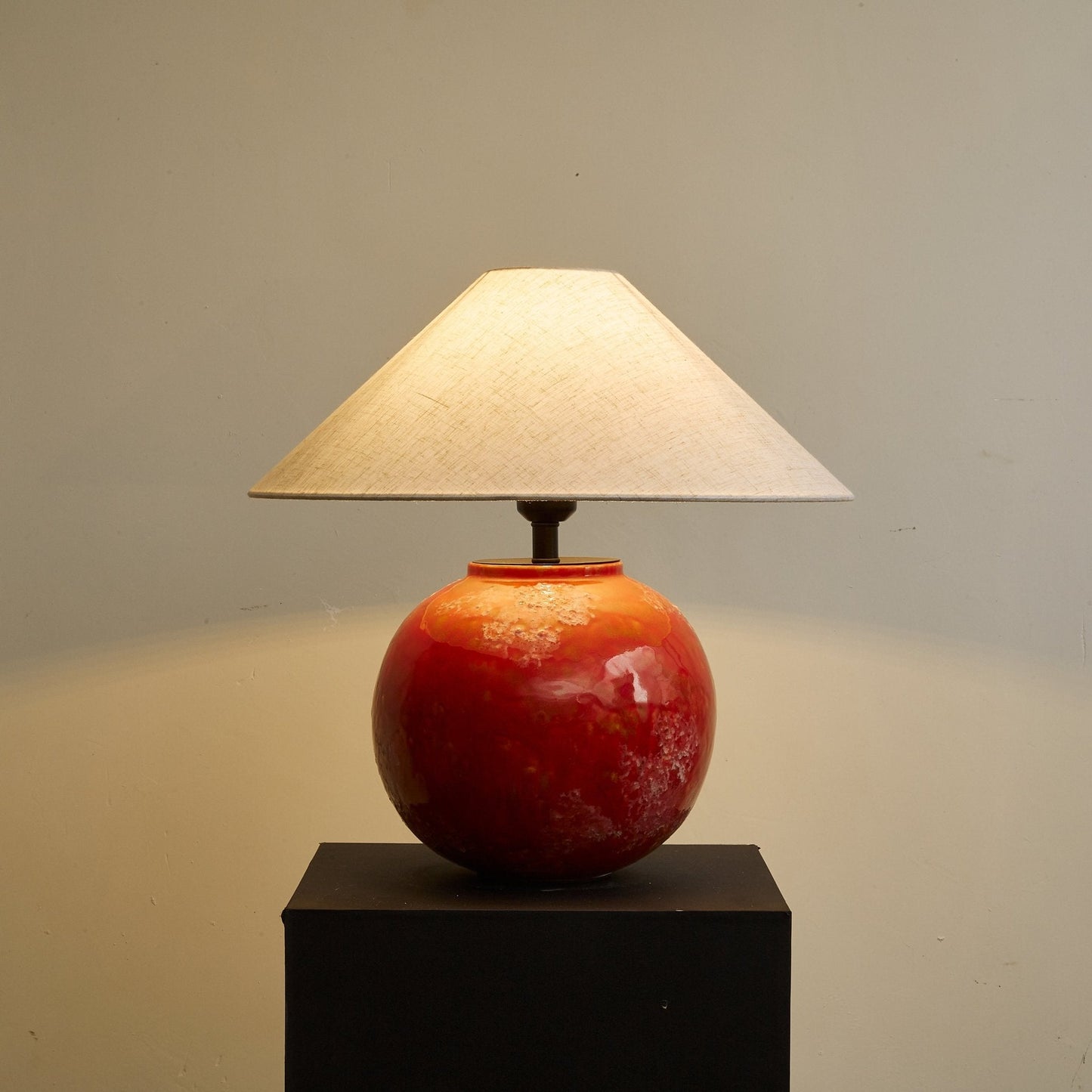 Lampe sur une table en bois dans un salon moderne