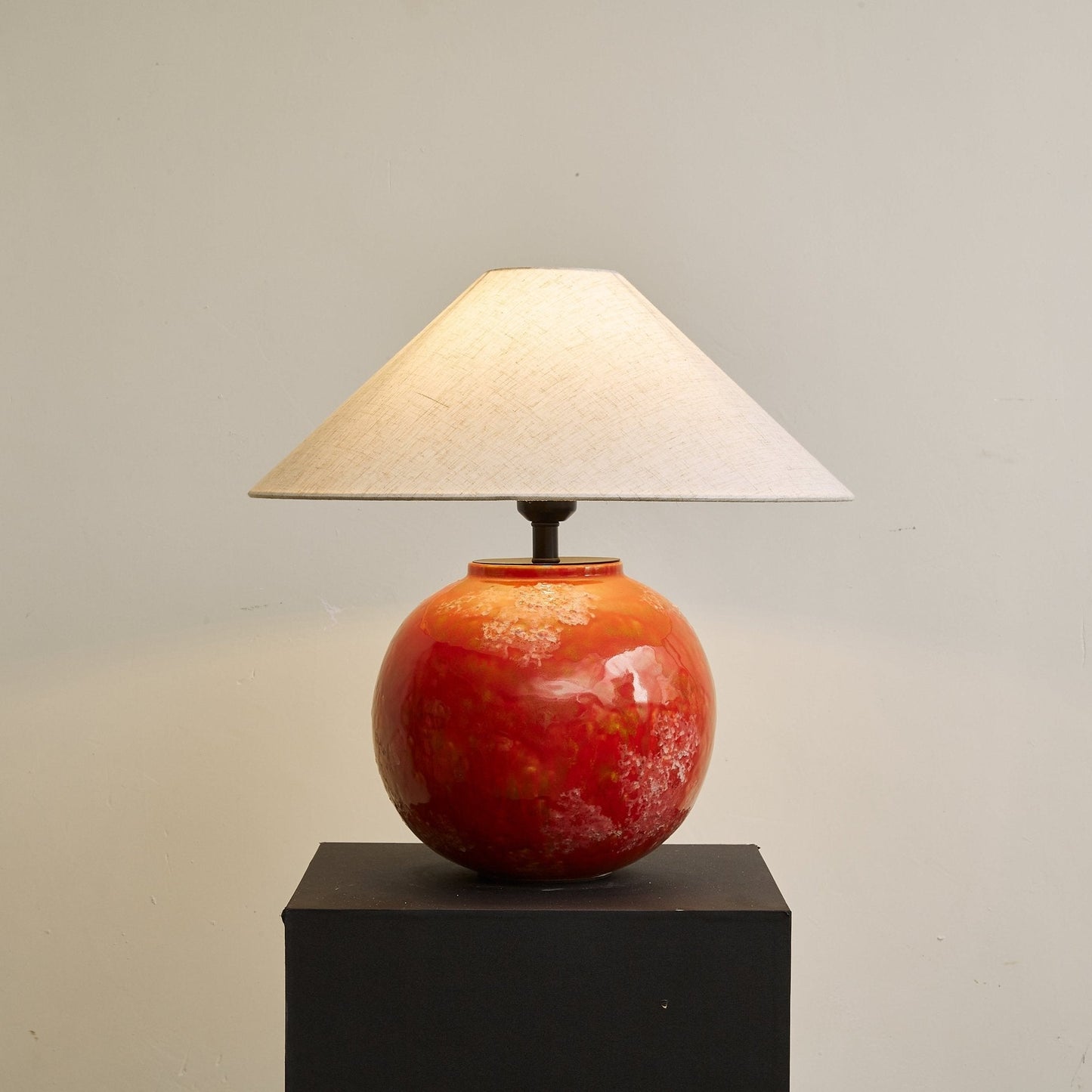 Base ronde en céramique rouge, vue rapprochée