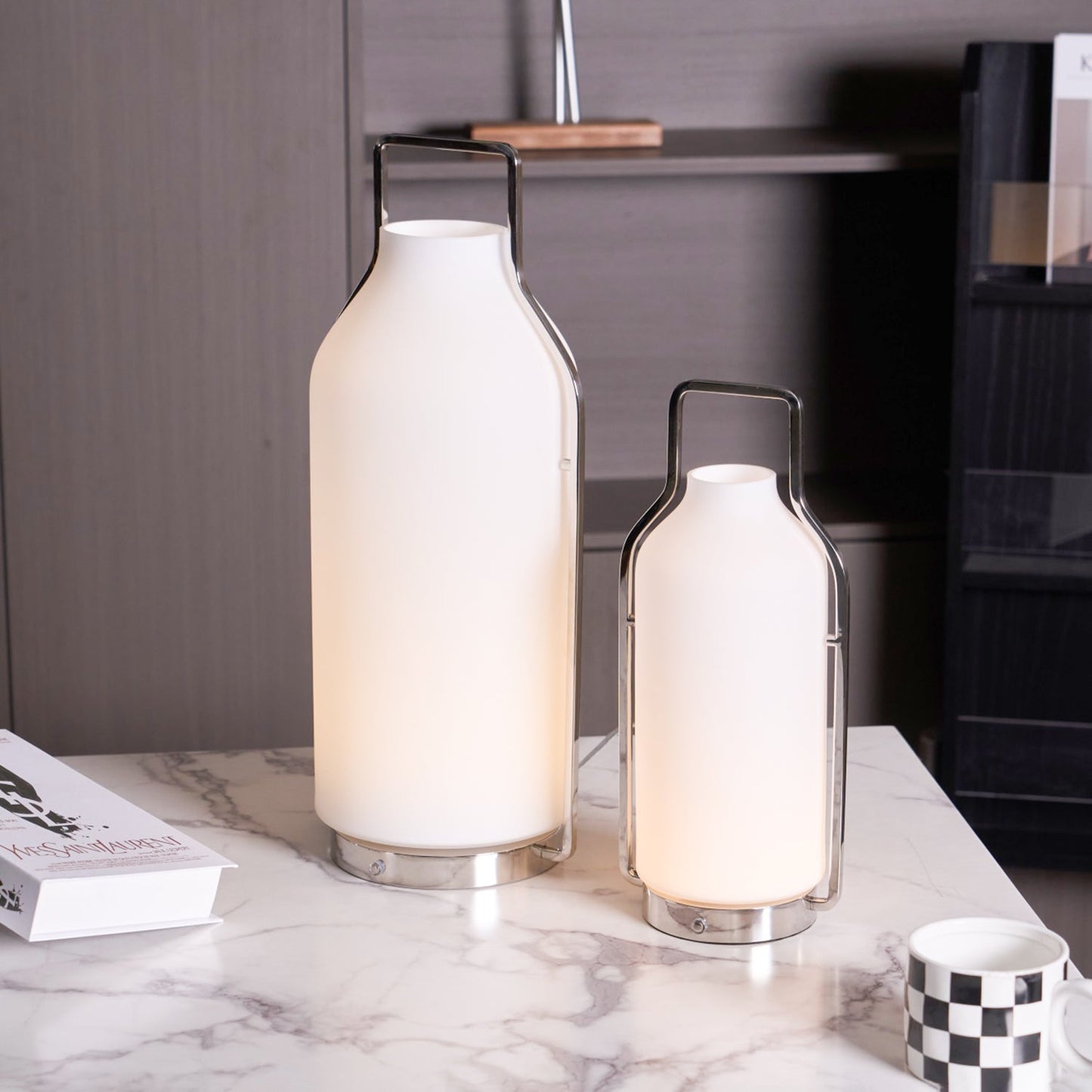 Lampe allumée, lumière douce et chaleureuse dans une pièce sombre