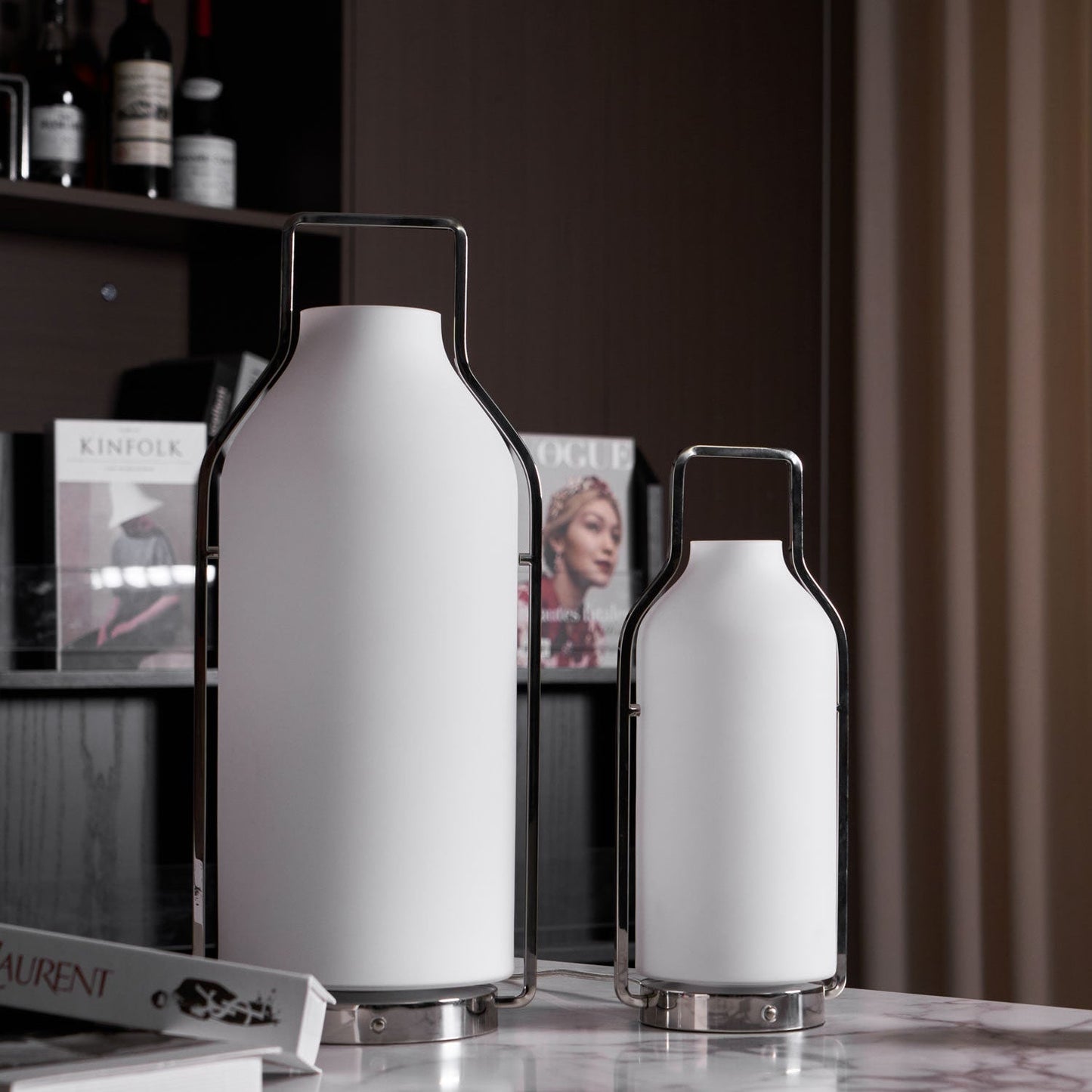 Lampe placée dans une alcôve, créant une ambiance élégante
